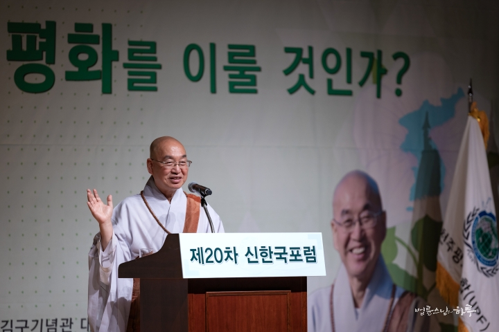 Buddhistdoor's tweet photo. #BDG #news: Ven. Pomnyun Sunim Delivers Talk on Rising Tensions on the Korean Peninsula
Read here: https://t.co/qi8KMyYjDn
#buddhism #engagedbuddhism #peaceactivism #peace #worldpeace #pomnyunsunim #interfaith #northkorea #southkorea #usa #china #japan #russia #geopolitics https://t.co/nIquyhw9xS
