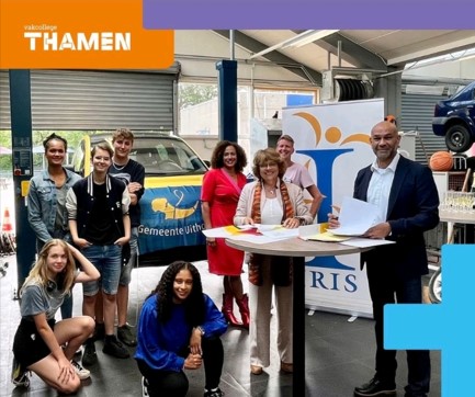 De kogel is door de kerk! De samenwerkingsoverkeenkomst tussen IRIS en de gemeente Uithoorn voor de nieuwbouw en het nieuwe schoolgebouw voor Thamen is getekend!