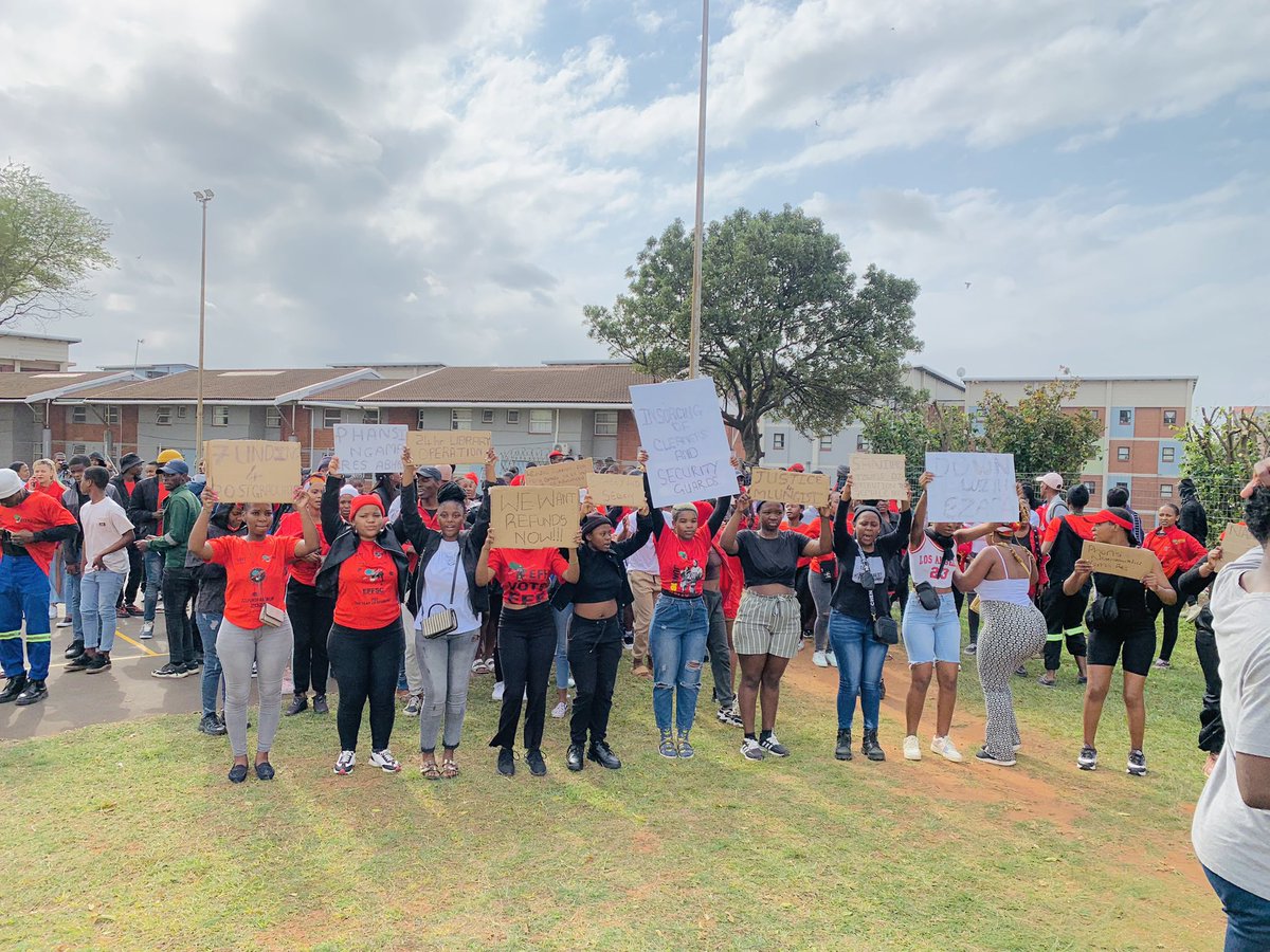 AThando75811's tweet photo. 🖤💚❤️
@effscdut_dbn @myNSFAS
#downwithdirectpayment
#downwithdefundingofstudents
#downwithezaga
#Blademustfall https://t.co/6IRx2vUrk8