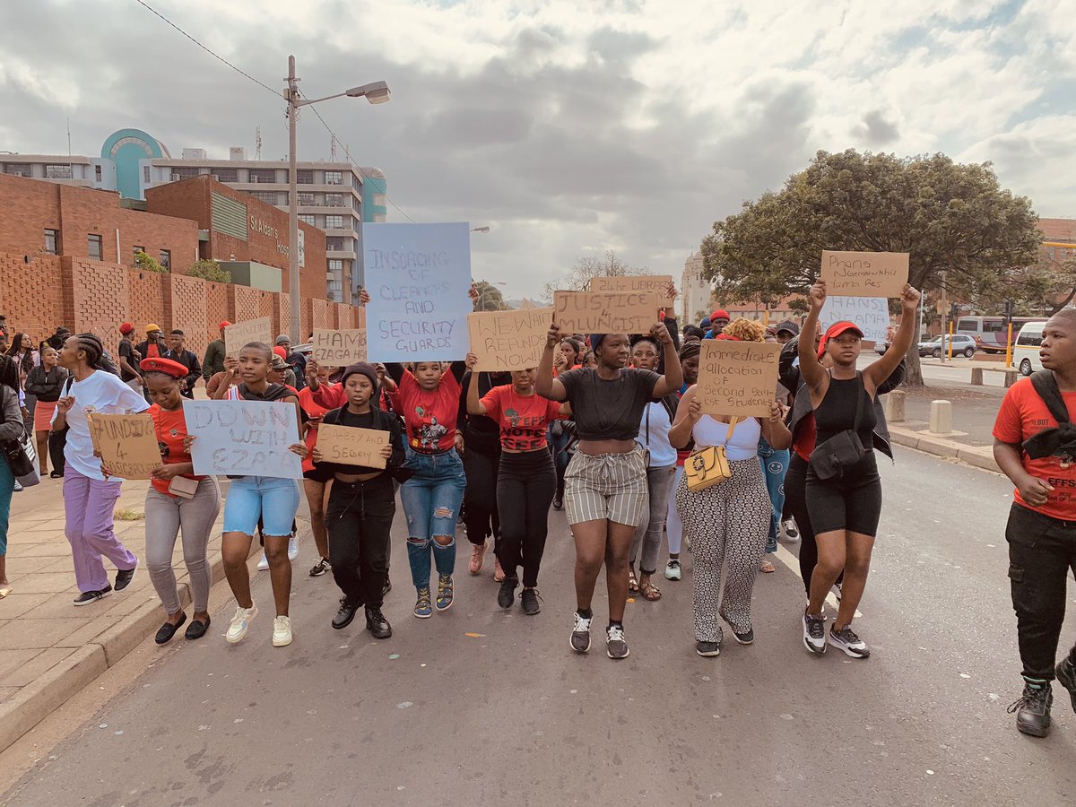AThando75811's tweet photo. 🖤💚❤️
@effscdut_dbn @myNSFAS
#downwithdirectpayment
#downwithdefundingofstudents
#downwithezaga
#Blademustfall https://t.co/6IRx2vUrk8