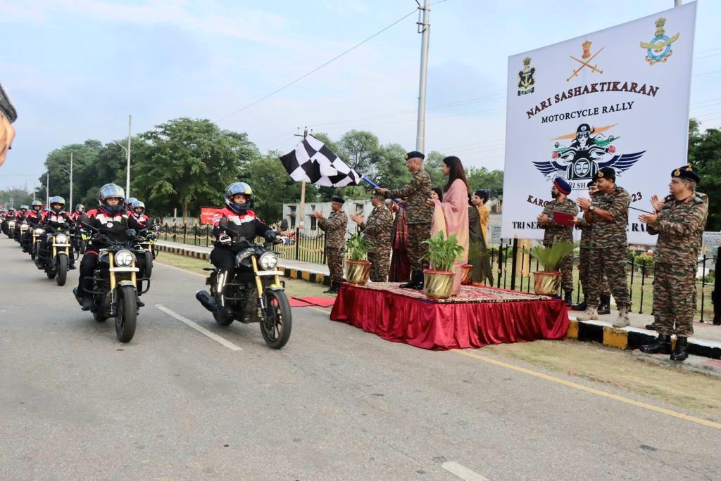 #NariSashaktikaran
#WomenMotorcycleRally from #NationalWarMemorial to #DrassWarMemorial to commemorate 24th #KargilVijayDiwas was flagged in by  GOC #KhargaCorps at #Ambala.