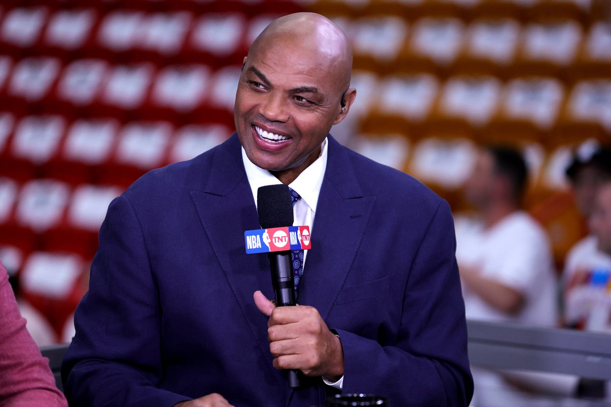 NBAdabad's tweet photo. Charles Barkley, comentarista da TNT americana e lenda da NBA:

"Se você é gay, Deus te abençoe. Se você é trans, Deus te abençoe. Se você achou ruim o que eu falei, vai se f*der." https://t.co/8vXZk2oF0m