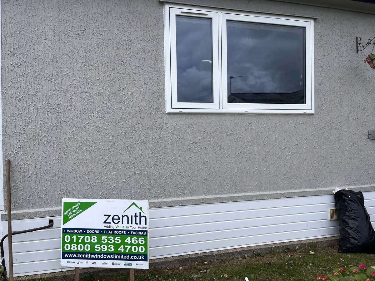 Matthew47418912's tweet photo. Another quality installation by Zenith Windows.

This is our new flush casement energy efficient window.

Do you have old, broken or misted windows, with our recycling scheme you can save energy at a lower cost!

Who does need that right now!

Call 01708535466 or 08005934700 https://t.co/VNH1OoEOek