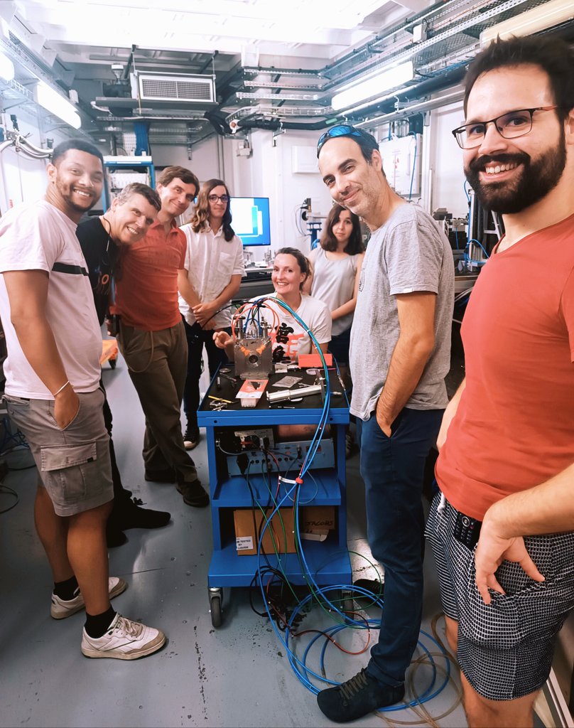 First RH-DAC beamtime at ID15B of @esrfsynchrotron for our colourful international and multidisciplinary team bridging physicists, geoscientists and chemists from @MEx_ESRF @Geo_ESRF @IMPMC_Lab and @lcmcp_paris to use this fancy setup! 🔥💎☢️🔬⚗️