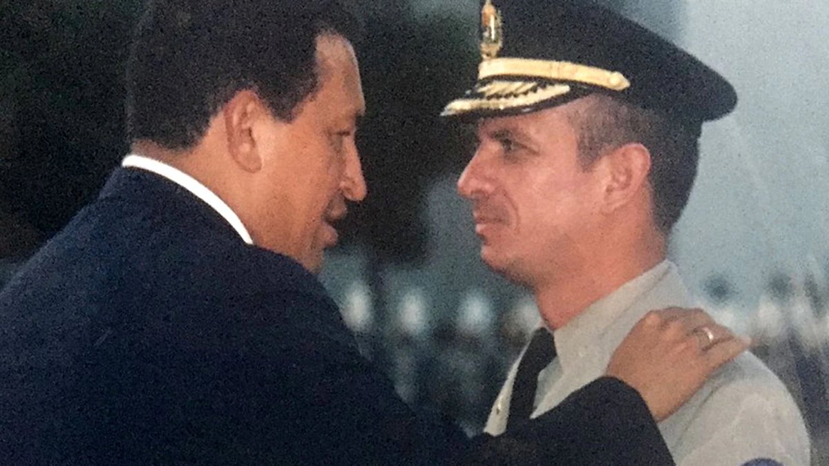 pburelli's tweet photo. CONFIRMADO 🐤✈️➡️🇺🇸

Para quienes dicen que los pollos no vuelan, ‘El Pollo’ Carvajal en avión camino a Nueva York.

En varias oportunidades, estando al servicio de Hugo Chávez, el Gral. Hugo Carvajal intentó entregarse a las autoridades de EE.UU. Después de negociar se arrepentía y pedía perdón a Chávez. Luego lo atraparon en Aruba y las amenazas de @NicolasMaduro lograron que fuese liberado cosa que @TheJusticeDept ni olvida, ni perdona. Fue recibido como héroe en Maiquetia por @ConCiliaFlores y en mítin en Caracas por Maduro. Abrazos a por montón.

Poco tiempo después, vuelve intentar entregarse. Los norteamericanos no quieren negociar con él, lo quieres arrestar y procesar. Se va a España y da mucha información sobre Maduro y los suyos para ver si así consigue protección. Los EE.UU., en uso del Tratado de Extradición con España 🇪🇸, lo piden. Comienza una saga de años y casi no terminar. Pero terminó hoy! 

Ahora veremos que los pollos también cantan. Y eso es importante. Carvajal fue artífice de relaciones y acciones que devienen en el actual NarcoEstado. Pero no lo hizo por ser un genial emprendedor. Lo hizo por ser un leal subordinado del padre de la criatura, Hugo Rafael Chávez Frias.