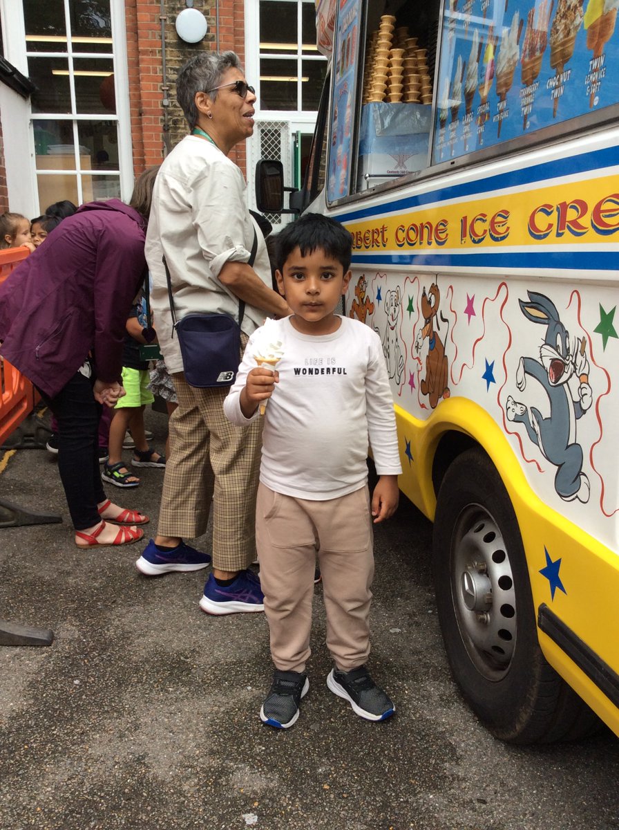Mmmmm ice cream! <a href="/yellow_columbia/">Yellow Room</a>