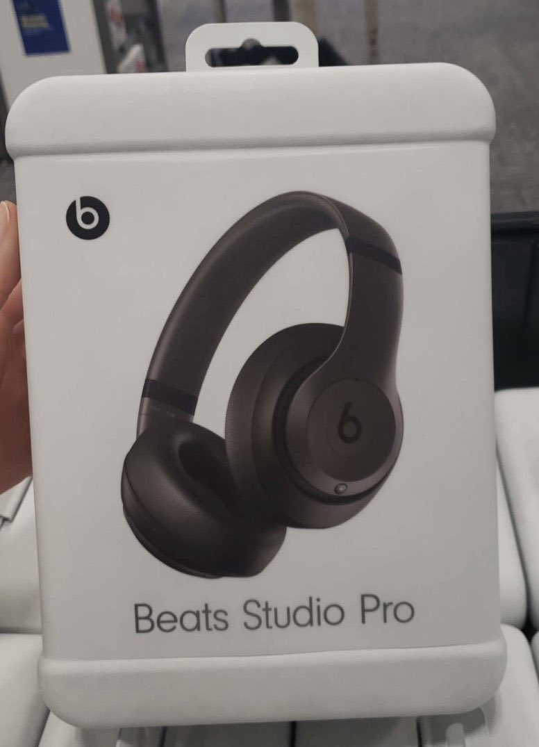 🔴 #Apple pourrait lancer les  #BeatsStudioPro aujourd’hui et voici un leak du packaging 🎧