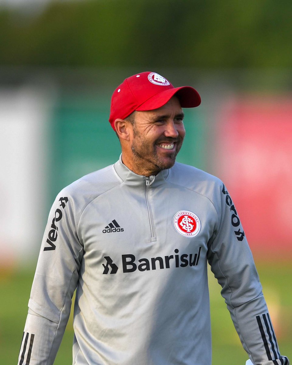 SCInternacional's tweet photo. Será a segunda passagem do treinador pelo comando técnico colorado. Na temporada 2020, esteve por 11 meses no cargo, com aproveitamento de 61,5%, deixando o Inter como líder do Campeonato Brasileiro e classificado para as oitavas de final da Copa Libertadores e para as quartas de final da Copa do Brasil.