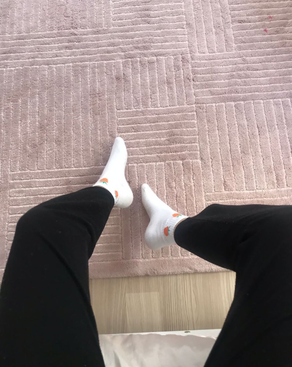 Ayaklarıma tapacak salak enayiler gelsin #finansalköle #ayak #ayakfetiş