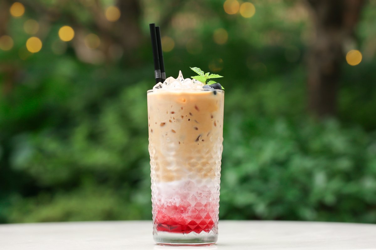 【アメリカ産ブルーベリーフェア】
名古屋JRゲートタワーホテル15FのTHE GATEHOUSEでは期間限定メニュー #赤紫蘇が香るこぼれブルーベリーのタルト , #アイスブルーベリーラテ が登場。
タルトはブルーベリーたっぷり！ラテはブルーベリーの甘さとエスプレッソのほろ苦の組み合わせを楽しめます♪