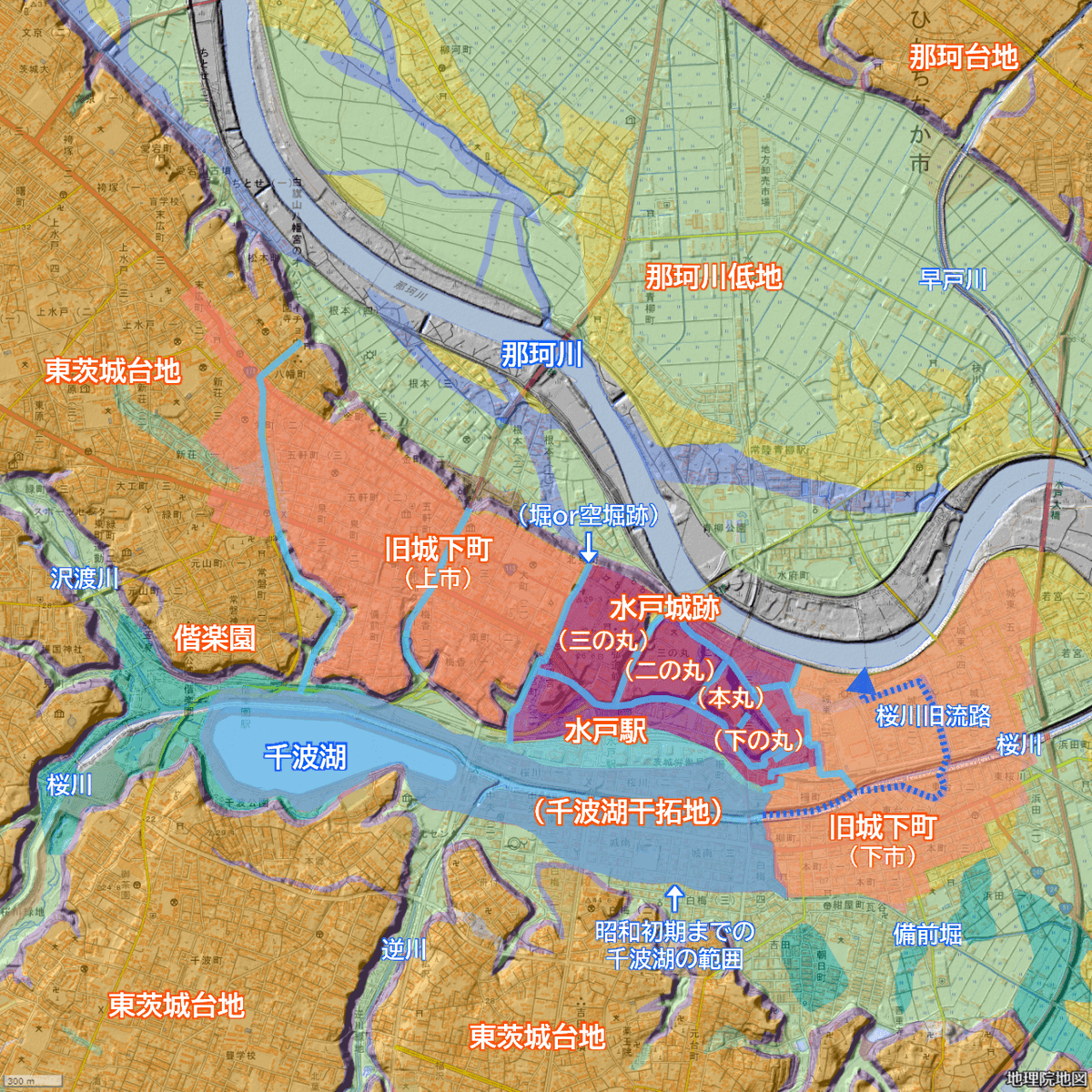 tochirinuru's tweet photo. 水戸市中心部（茨城県）

かつての水戸藩の城下町。
東西に走る舌状台地の先端に水戸城が位置する。
北の那珂川と南の千波湖を天然の外堀にして防御を固めている。
この地形が水戸の地名の由来とされる。
城下町は城をはさんで台地上の上市と低地の下市に分かれる。

#地理院地図 #地理 #日めくり地形 https://t.co/ez3964Sabk