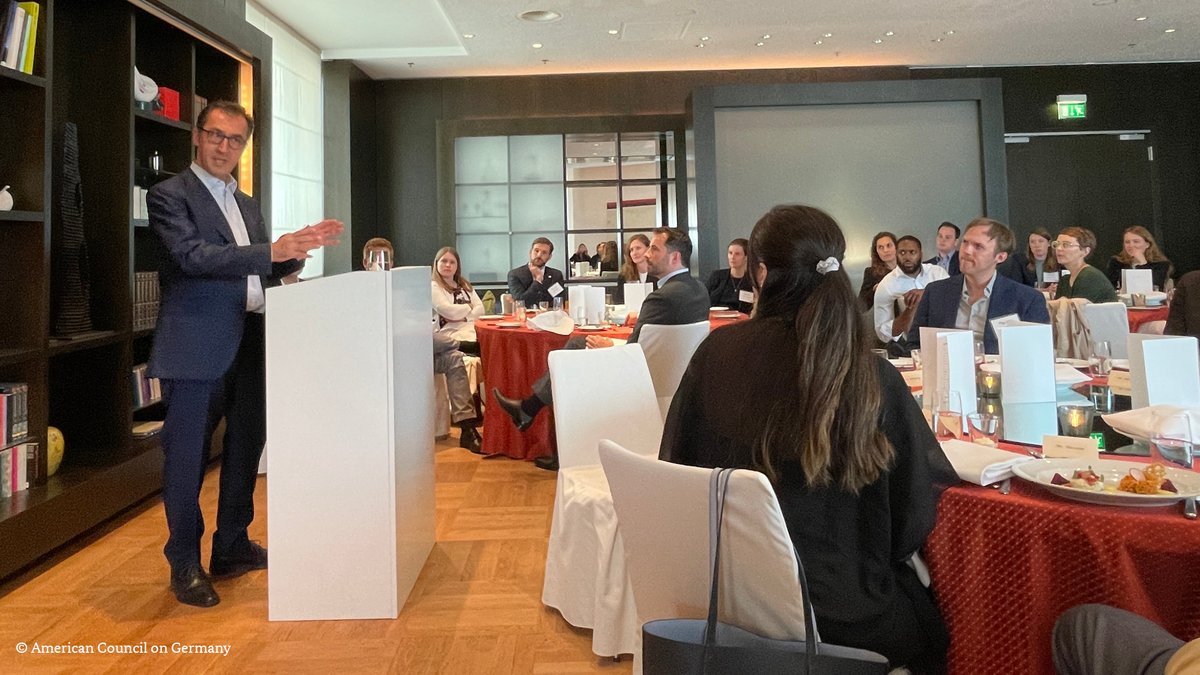 BMLEH_Bund's tweet photo. Die #YoungLeaderConference des @ACG_USA fördert seit 50 Jahren offenen Dialog & transatlantische Partnerschaft 🇺🇸-🇩🇪. Als Alumni diskutiert @cem_oezdemir bei der Jubiläumskonferenz mit Young Leaders u.a. zu #Ernährungssicherung im Kontext des russ. Angriffs auf die #Ukraine. https://t.co/79P3xk8iNQ