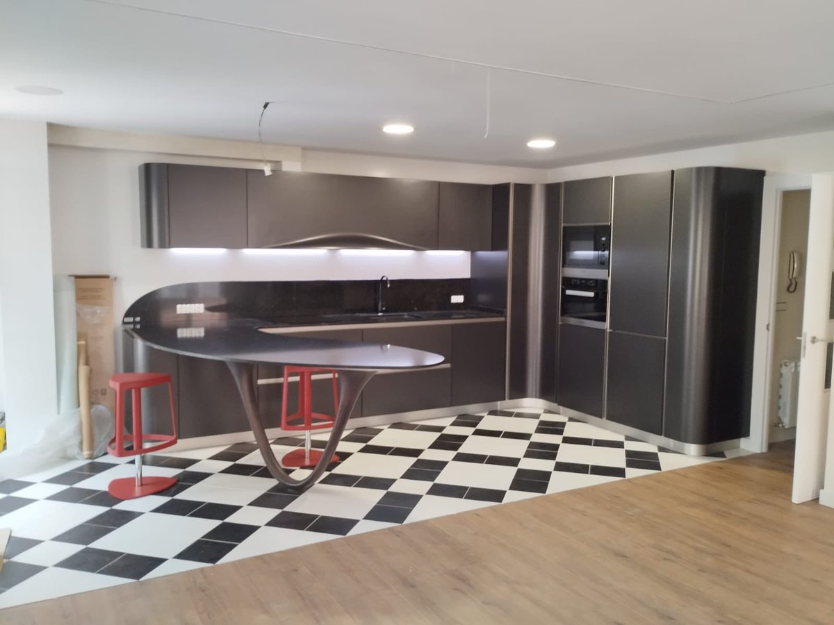 Cocinas que pasan de Exposición a casa de nuestros clientes, como este caso del modelo Ola de Snaidero, 👋🏻 👋🏻 y que nuestros clientes la disfruten. #ferroplas #ferroplascocinas #cocinasburgos