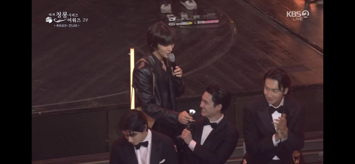 kokokbop's tweet photo. JUNGHOON GAVE A FLOWER TO KYUNGSOO!!! 🤣🤣🤣 CUTIES!!!! https://t.co/e55FaNwlSE