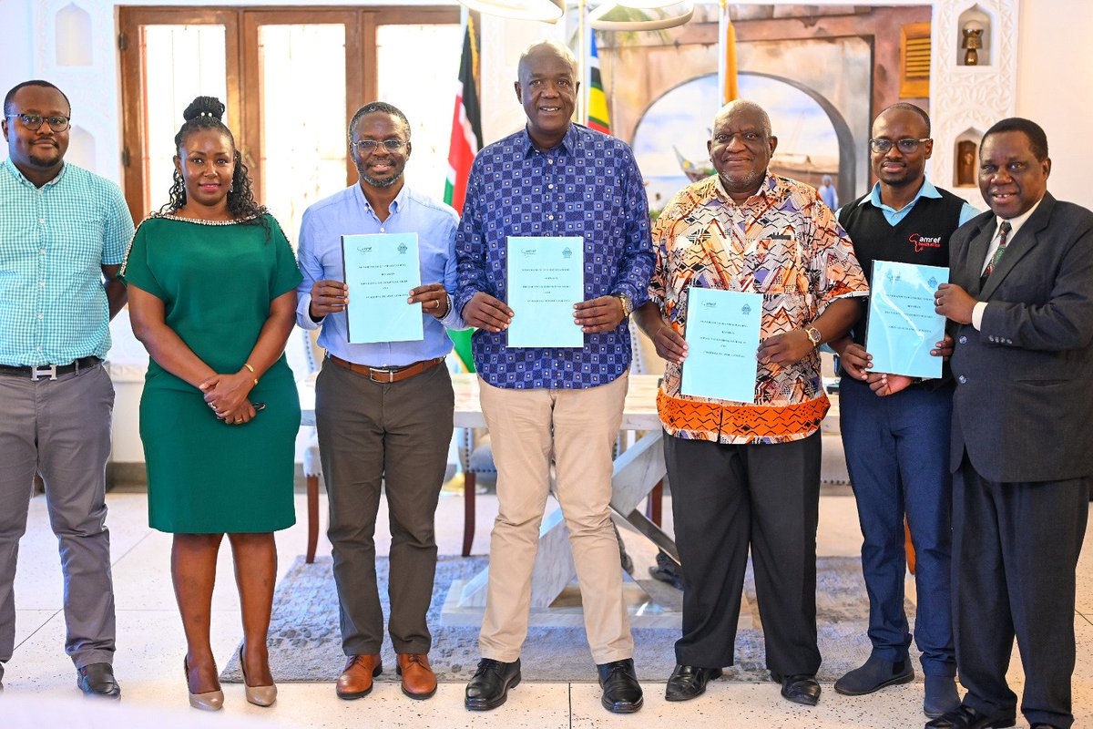 Amref_Kenya's tweet image. @KilifiCountyGov and #Amref partnership currently covers the following initiatives, all geared towards strengthening systems for primary health care: governance and strategic partnership, oxygen ecosystem; community TB case finding; school health; integrated vaccination including…