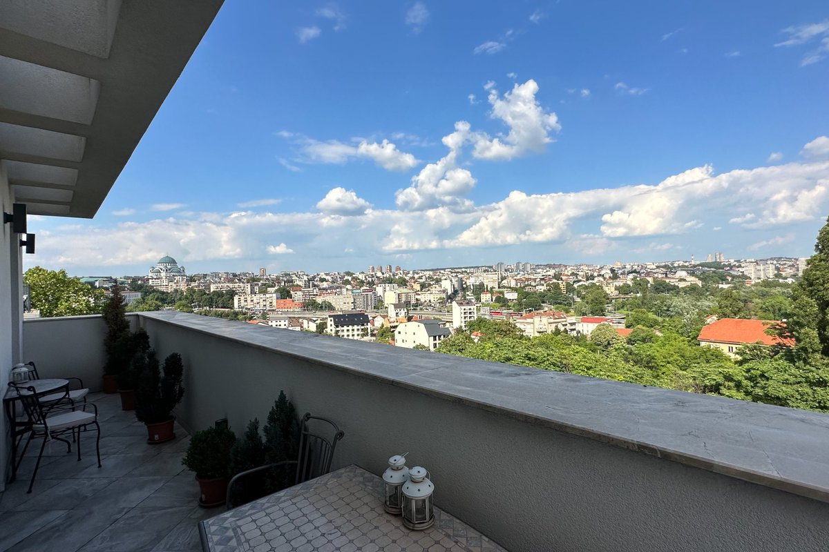 📢Our new exclusive location, with a wonderful view spreading over Belgrade, totally lives up to its name - Bella. filminserbia.com/location/bella… #filminserbia #filminglocation #locationscouting #beograd #belgrade #apartments #luxury #exclusive #terrace #fireplace