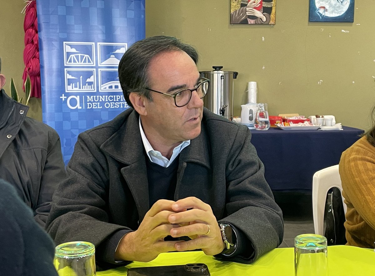 MAmbienteuy's tweet photo. El ministro de Ambiente @rbouvier10 asiste junto al equipo técnico del MA a una reunión con la Red de Municipios por la Cuenca del Santa Lucía. El tema principal es la gestión de la emergencia hídrica y además el Ministerio presenta las acciones que realiza en la cuenca. https://t.co/0yimrW6IRp