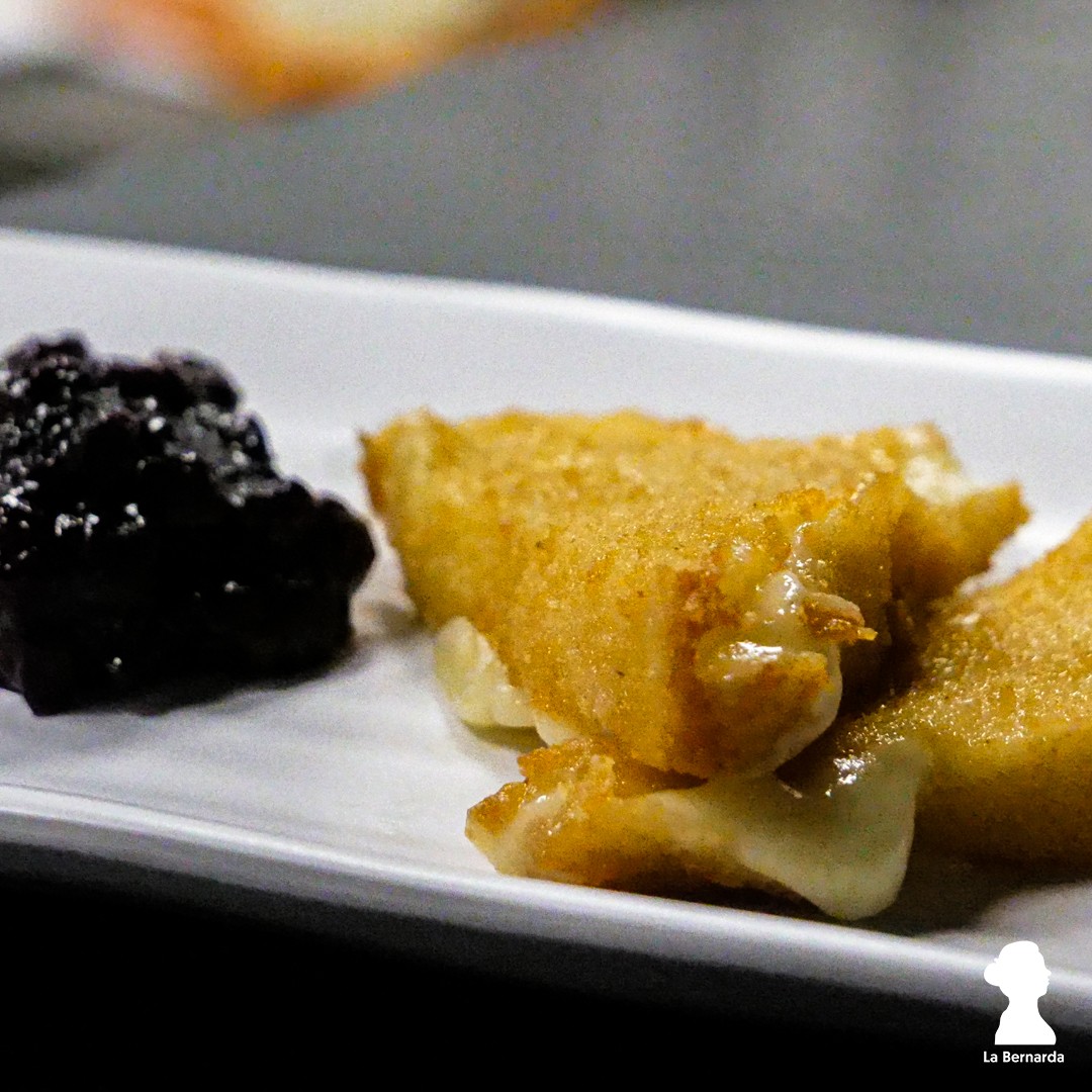 Uno de vuestros entrantes favoritos, queso frito con mermelada de arándanos?🧀 Solo apta para los paladares más exigentes. 🤭 ¡Pruébalo!

📍 La Bernarda (Centro de Ocio Zig Zag)
☎️ 661 70 02 93

📍 La Bernarda (Santa Eulalia)
☎️ 968 21 91 83

#labernardamurcia #labernarda