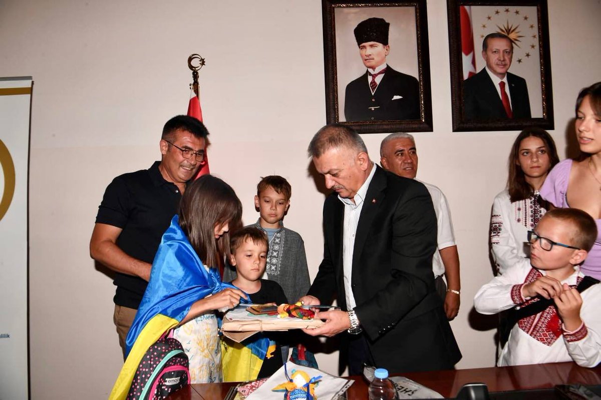 ersinyazici1's tweet photo. Antalya Düşünce Platformu Başkanı Halil Güvenbaş, Platform Üyesi Prof. Dr. Mustafa Ertürk ve savaş mağduru Ukraynalı çocuklar misafirimdi.  

Ülkemiz; mağduriyetlerin yaşandığı tüm coğrafyalara yardım elini uzatarak kalplere dokunan; merhamet ve şefkatin ana yurdudur. https://t.co/9TftGmRGc7