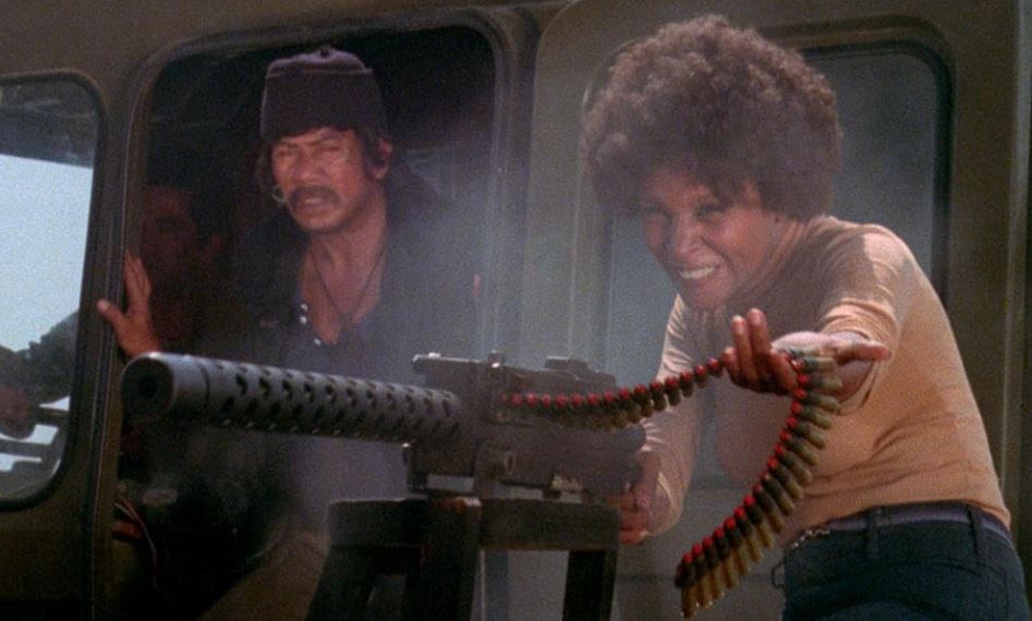 FilmsQuirky's tweet photo. #TheMuthers (1976)
A band of female pirates go undercover at a prison camp on a coffee plantation to rescue their leader's sister.
#RosanneKaton #JeannieBell #JayneKennedy
#GirlsWithGuns #FilmTwitter 📽️ 🎬 https://t.co/L16mGkHbuP