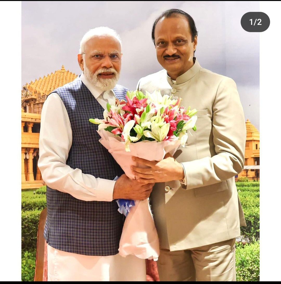 VedantTidke's tweet photo. हा photo पाहून हसायलाच अल..... मेहण्याभर पूर्वी जांच्या वर भ्रष्टाचार चोरी चा आरोप , आज त्यांनाच फुलं. उद्या काय होणार हा कठीणच विचार.
#narendarmodi
#ajitpawar
#महागठबंधन
#maharashta
#pawarmodi https://t.co/McNYkJVmZT
