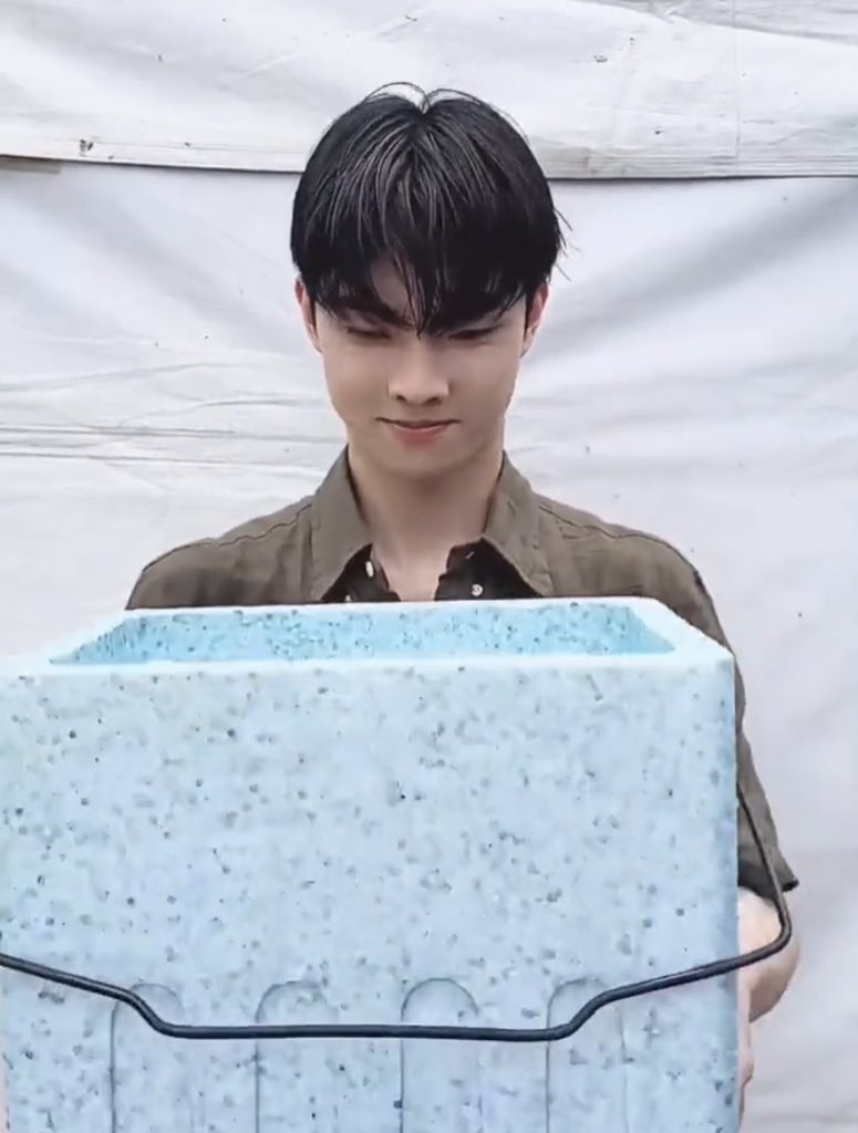 dani on Twitter "the styro icebox, the towel, and the chair https//t.co/dmCqDdr9NZ" / Twitter