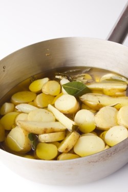 VALDERRAMANL's tweet image. 𝐕𝐚𝐥𝐝𝐞𝐫𝐫𝐚𝐦𝐚 𝐗 𝐆𝐚𝐬𝐭𝐫𝐨𝐧𝐨𝐦𝐢𝐱𝐬

IN SMOKED ARBEQUINA GEKONFIJTE AARDAPPEL

INGREDIËNTEN
* 1 kg. aardappelen, La Ratte
* 300 ml. Smoked Arbequina olijfolie, Valderrama
* 2 tenen knoflook
* 5 takjes tijm
* Zout en peper

Link voor recept: bit.ly/gastronomixs-g…