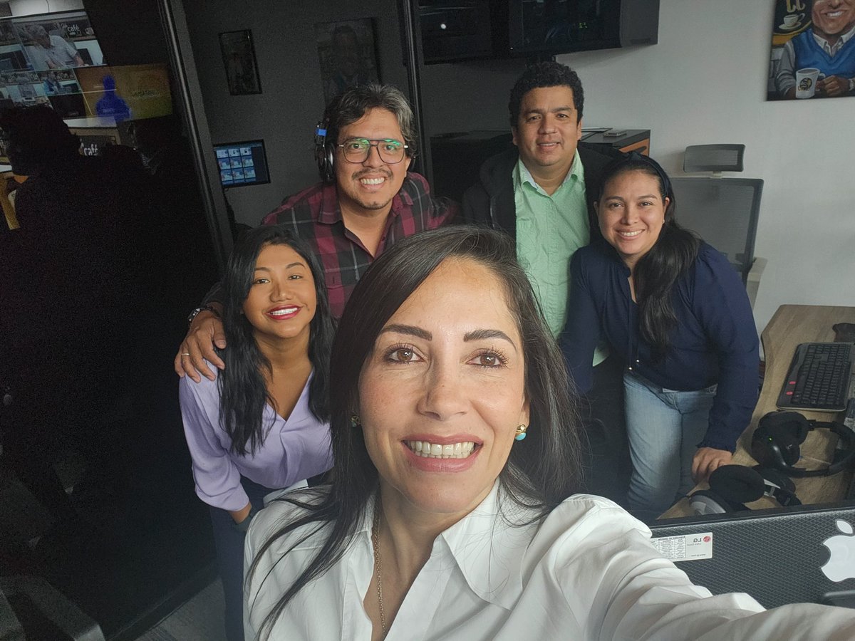 China23Martinez's tweet photo. Team #Producción con nuestra PRESIDENTA @LuisaGonzalezEc, falta poco para #ElResugirDeLaPatria
#MeeeeGusta https://t.co/6yeTkmHvDo