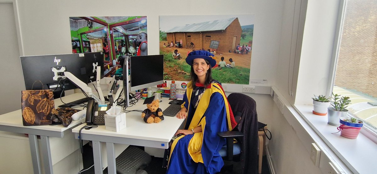 Congratulations to Dr @biancafdl whose graduation ceremony was today 🎉🎉 Her PhD looked at Local #Volunteering in Protracted Crises, a case study from #Burundi. Well done Bianca!