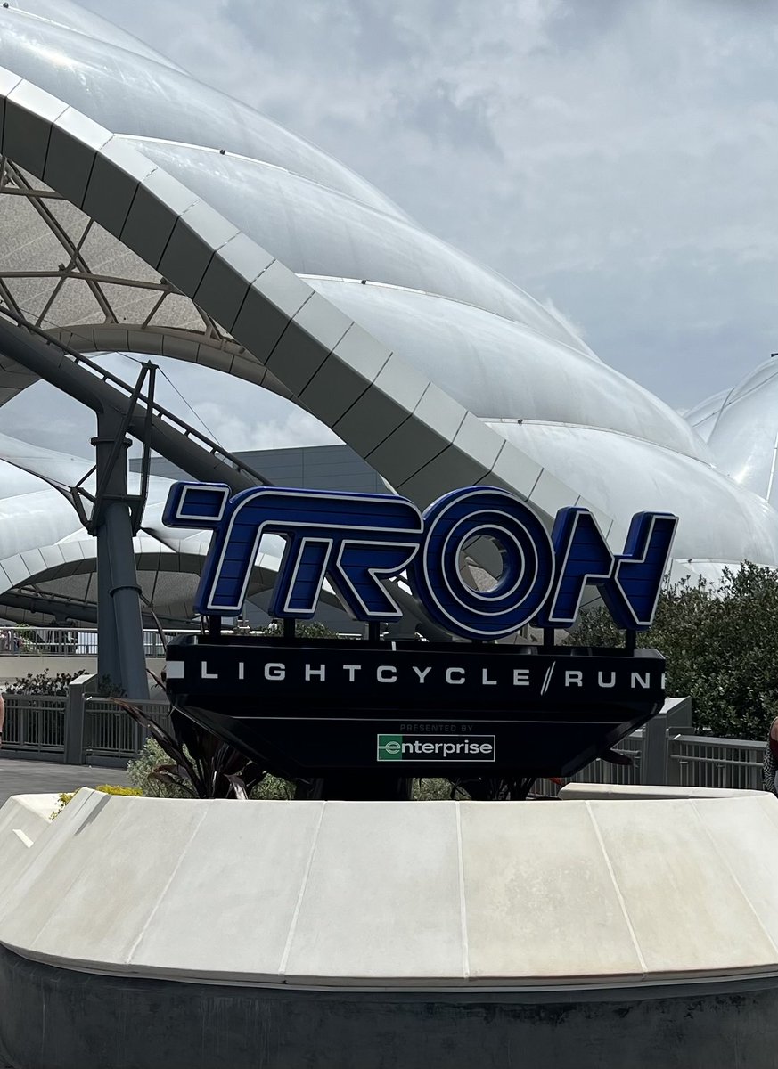 ValPalMickey's tweet photo. Amazing new attraction…the original movie was one of my favorites when I was a kid so I was super excited about this one!! (And like @TheCreutz reminded us…don’t forget the / in the name!!) #TronLightcycle/Run @WaltDisneyWorld https://t.co/DiUdjRMUPQ