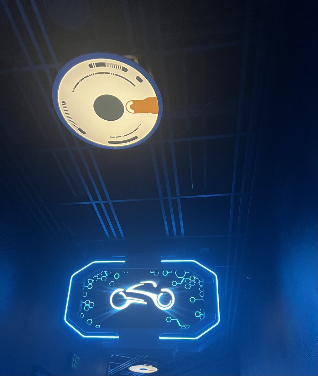 ValPalMickey's tweet photo. Amazing new attraction…the original movie was one of my favorites when I was a kid so I was super excited about this one!! (And like @TheCreutz reminded us…don’t forget the / in the name!!) #TronLightcycle/Run @WaltDisneyWorld https://t.co/DiUdjRMUPQ