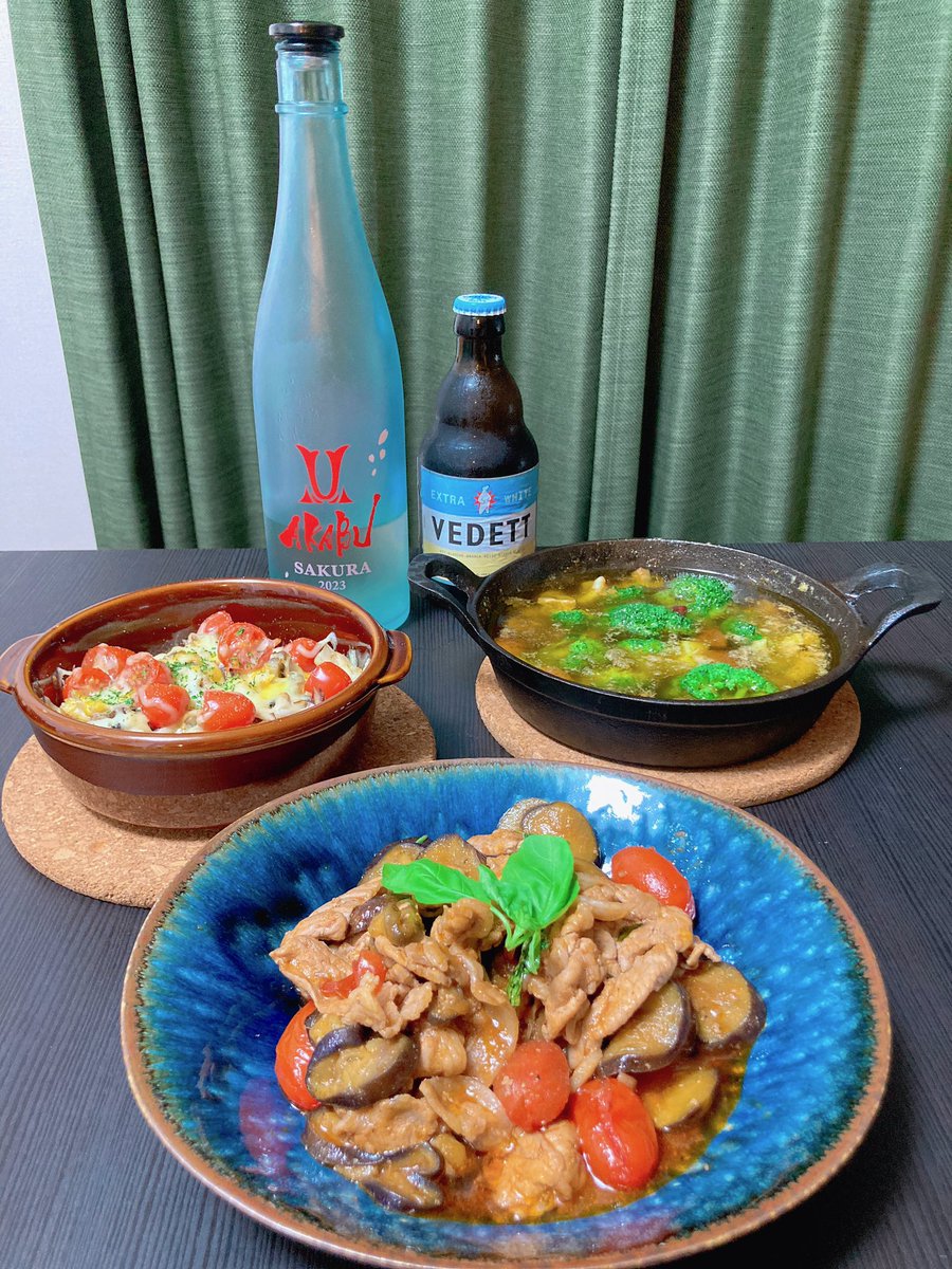 u_feast's tweet photo. 今日の夕飯🐼
🥢豚と茄子のトマトバジル炒め
🥢水煮サバのチーズ焼き
🥢海鮮とブロッコリーのアヒージョ
お相手は🍺#VEDETT #EXTRAWHITE 🍶#AKABU #SAKURA
明け方からバタバタと動き続けた一日
疲れたな...アルコールが必要だ
#おうちごはん #ビール #日本酒 https://t.co/WIY01AcOwM