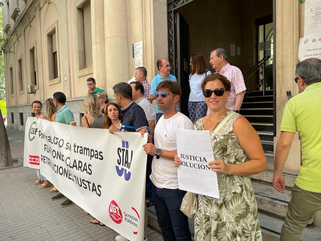Ni en las horas previas a la manifestación convocada este jueves en Logroño, cesa la reivindicación de los funcionarios de Justicia. 
Concentración hoy en Jaén por el #JusticiaSolución (y ya van 94 días de lucha 💪). #HuelgaEnJusticia