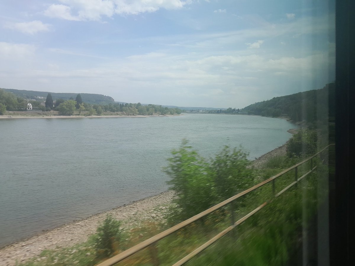 cuzlinlaur's tweet photo. Sur le chemin de retour, mon bilan #UETF2023 #uetf :
- l'expertise des interventions (qui, pointues et généreuses, nous préparent forcément à un projet ou même à une conversation encore insoupçonnés, nous aident à anticiper, https://t.co/CRgbiaEMck