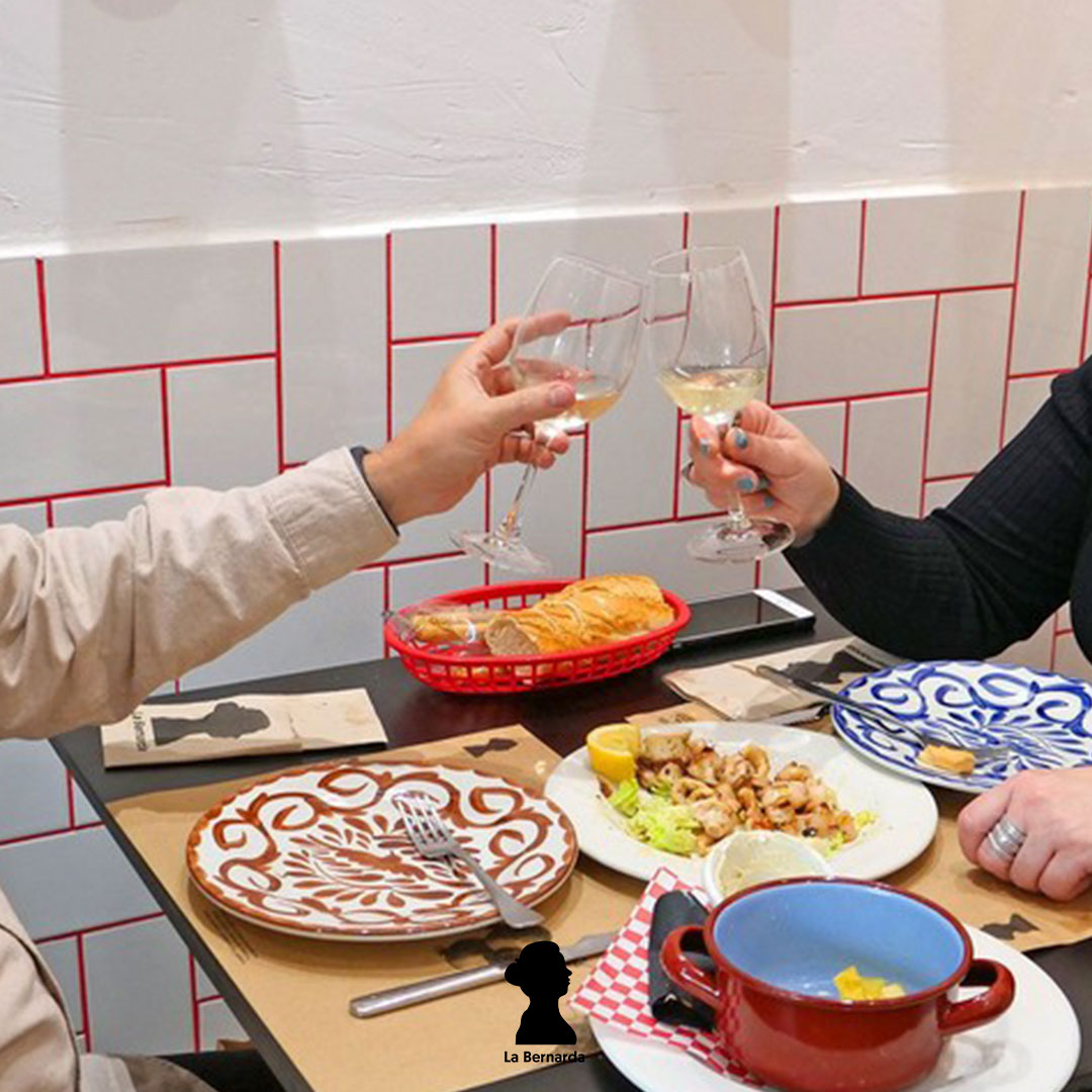 Hay un vino para cada momento del día y un momento del día para cada vino. 🌎🍷  En La Bernarda podrás encontrar una selecta carta de vinos de distintas nacionalidades para acompañar a tus platos favoritos.

#labernardamurcia #labernarda #restaurantes #murcia