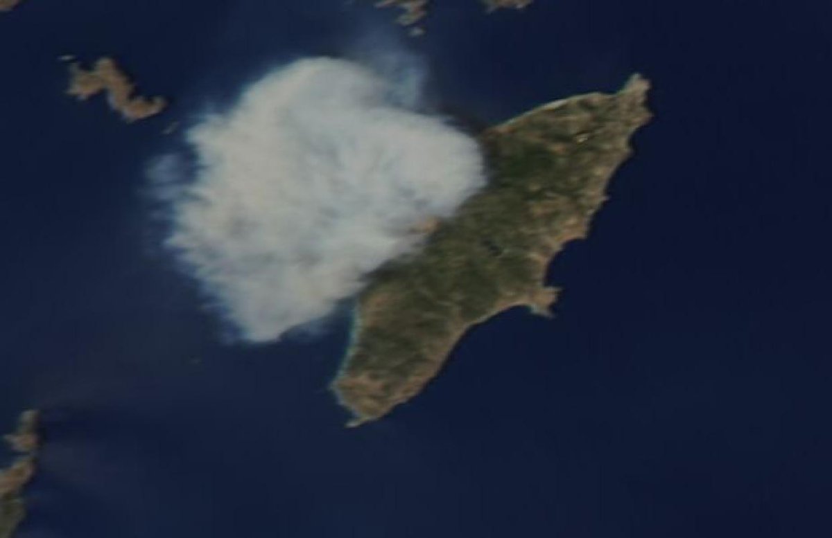 WildlandFirefig's tweet photo. La isla de Rodas #Ροδος vista por el satélite Aqua. La nube de humo es casi tan grande como la propia isla: https://t.co/gIl2PFIzPN