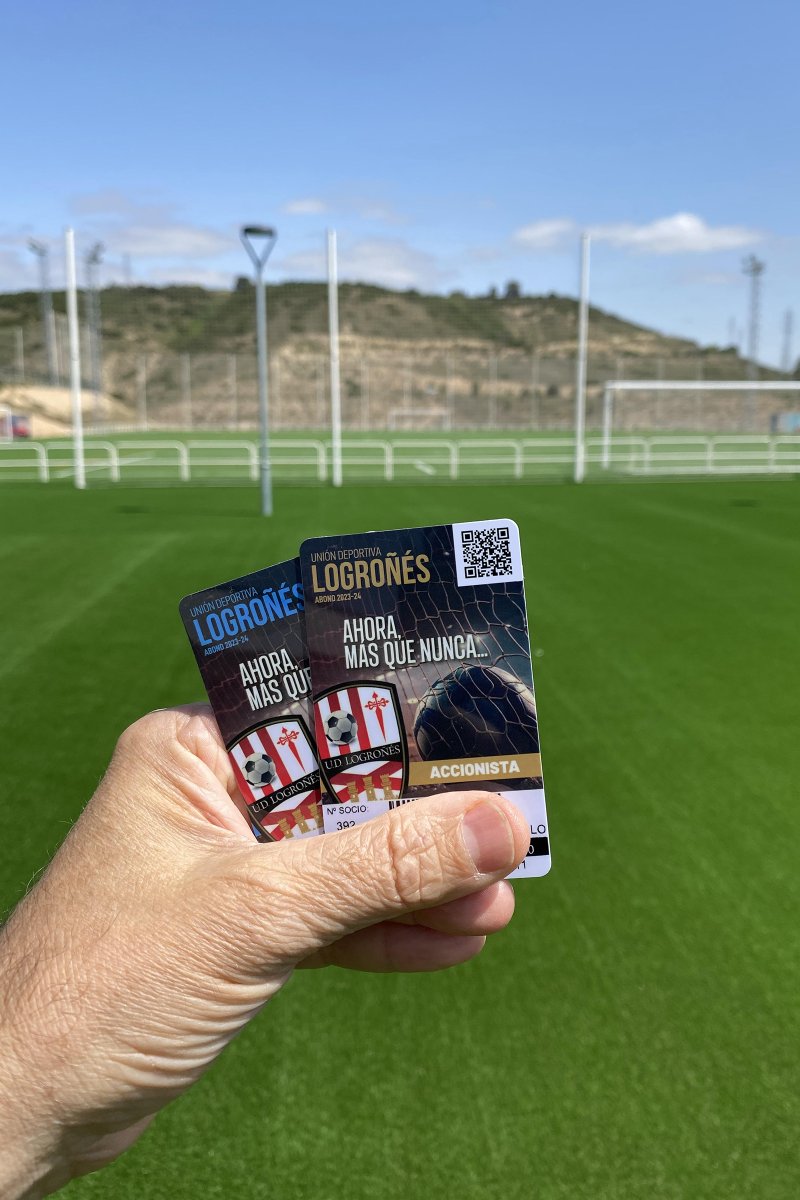 CarlosGlera's tweet image. Renové hace días y acabo de recoger los carnés. La ciudad deportiva tiene una pintaza y eso que no está terminada. Es una sensación muy especial estar aquí 🥰 Enorme tener algo así en Logroño.
Muy grande #UDLogroñes 🤩❤️🤍❤️🤩
(El QR es el de la url de la web del club 😉)