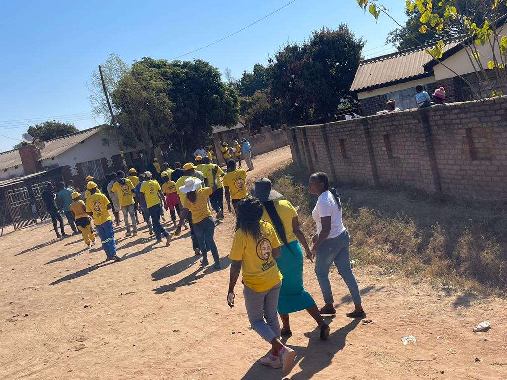 We are in Ward 11 today for our door to door campaign. Our Hon @RTsvangirayi and Ward 11 Councillor Eshawedi Chamunogwa along with other Champions took time to spread  the word of change and talking  to every voter on why its important to vote on 23 August.
#VoteCCC