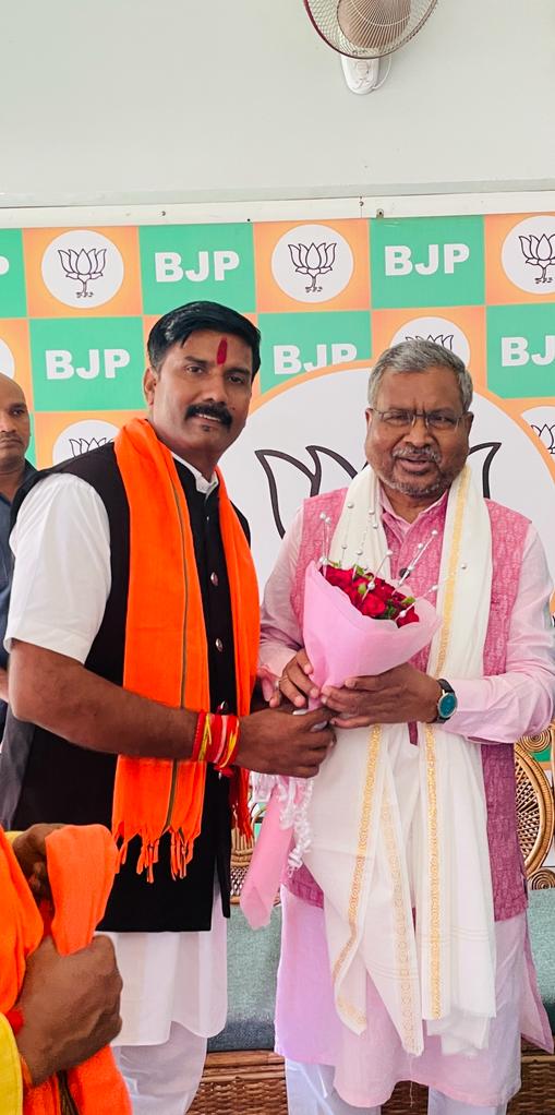 ManojSi07413050's tweet photo. भारतीय जनता पार्टी के वर्तमान प्रदेश अध्यक्ष, झारखंड राज्य के पहले मुख्यमंत्री सह झारखंड सरकार के नेता प्रतिपक्ष श्री बाबूलाल मरांडी जी Babulal Marandi  से आज राँची स्थिर आवास पर मुलाकात कर उन्हे बधाई दिया और उनका आशीर्वाद प्राप्त किया।🙏🙏 https://t.co/1C7AB7mX6y