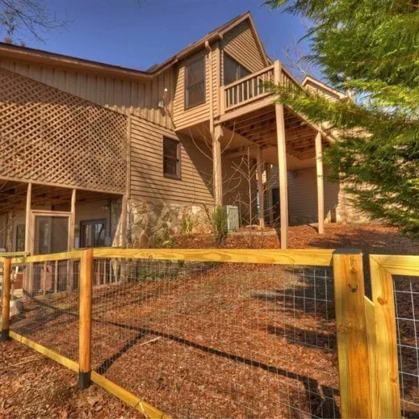 MRendezview's tweet photo. Looking for a pet-friendly cabin rental with a fenced-in backyard? My Mountain RendezView has it! Book your stay with us today! #petfriendlyvacation #vacationrental #cabinrental https://t.co/fbMq6EX2PY