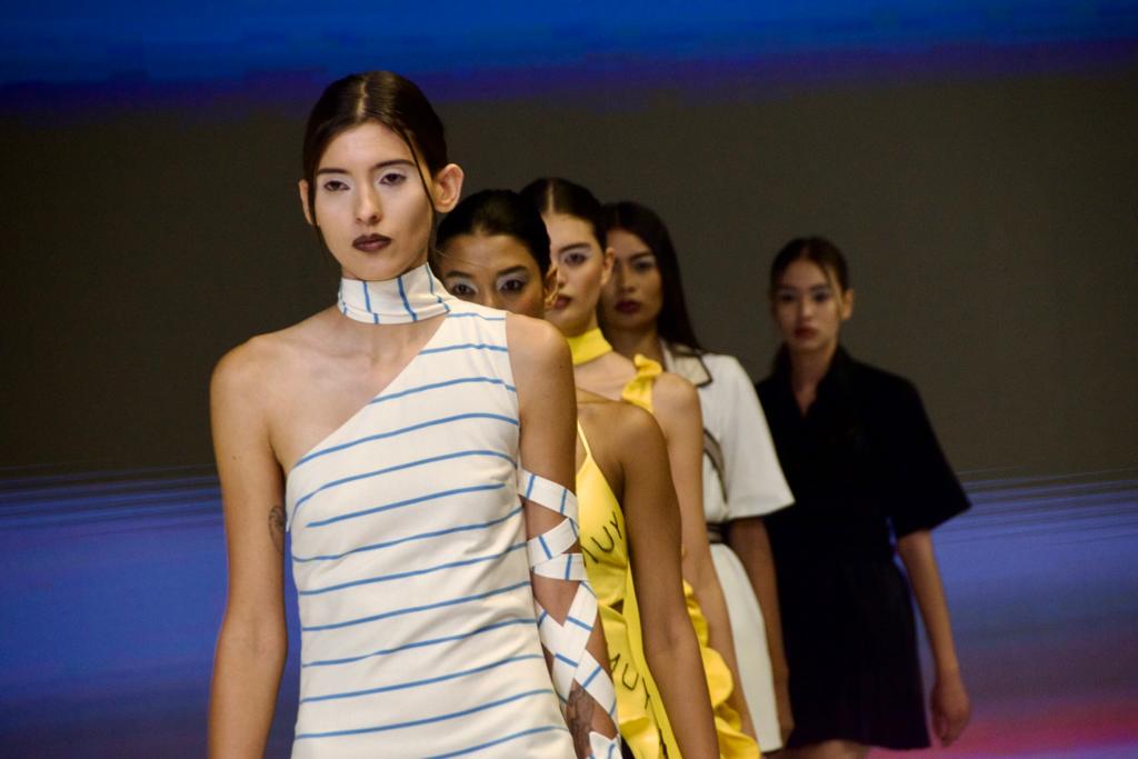 Reporte_Indigo's tweet image. 📸 #Galería | Benito Santos, uno de los diseñadores mexicanos con mayor prestigio global, fue el mentor de los cuatro jóvenes diseñadores que presentaron sus colecciones en la pasarela inaugural de #Intermoda.
📷: Alejandra Cruz
🎤: @mafernavarro25