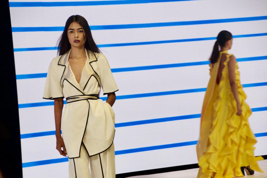 Reporte_Indigo's tweet image. 📸 #Galería | Benito Santos, uno de los diseñadores mexicanos con mayor prestigio global, fue el mentor de los cuatro jóvenes diseñadores que presentaron sus colecciones en la pasarela inaugural de #Intermoda.
📷: Alejandra Cruz
🎤: @mafernavarro25