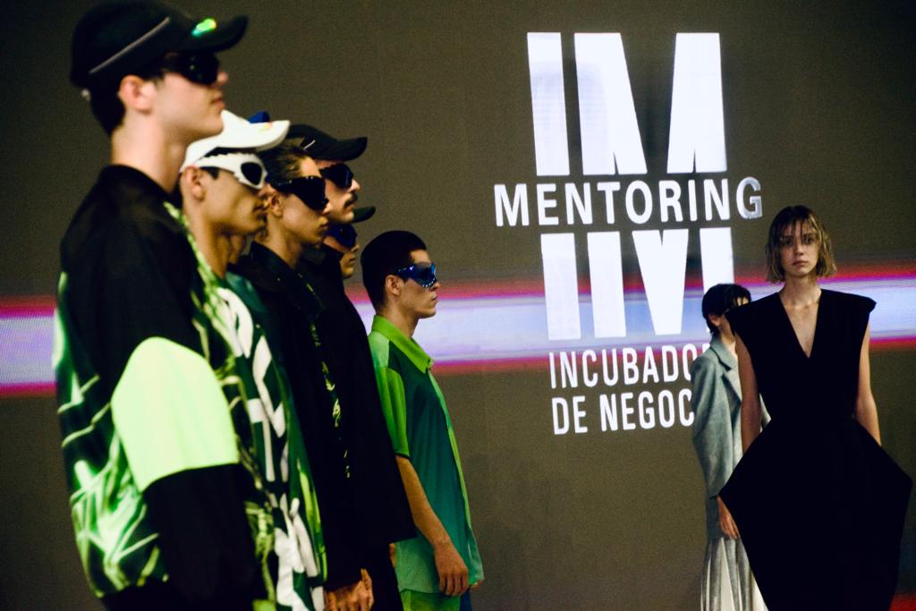 Reporte_Indigo's tweet image. 📸 #Galería | Benito Santos, uno de los diseñadores mexicanos con mayor prestigio global, fue el mentor de los cuatro jóvenes diseñadores que presentaron sus colecciones en la pasarela inaugural de #Intermoda.
📷: Alejandra Cruz
🎤: @mafernavarro25