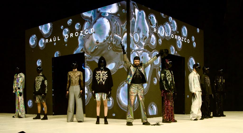 Reporte_Indigo's tweet image. 📸 #Galería | Benito Santos, uno de los diseñadores mexicanos con mayor prestigio global, fue el mentor de los cuatro jóvenes diseñadores que presentaron sus colecciones en la pasarela inaugural de #Intermoda.
📷: Alejandra Cruz
🎤: @mafernavarro25