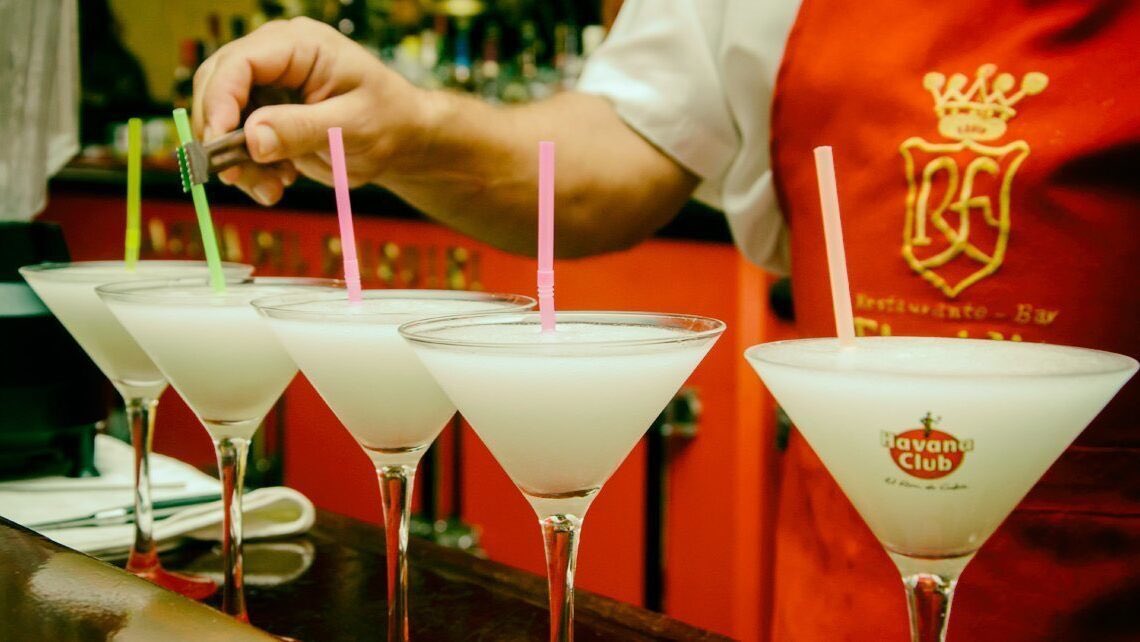 En el día mundial del #daiquirí, te invitamos a deleitarte con esta bebida repleta de #cubanía. 

Te esperamos en #BarFloriditaVaradero

#CubaÚnica🇨🇺

👉Ave. 1ra y calle 51👈