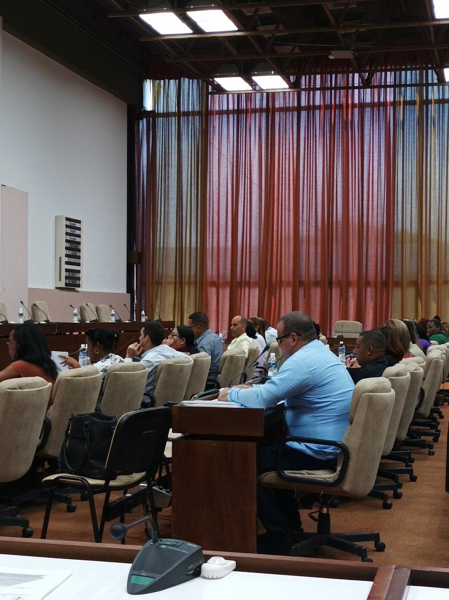 YenisleyOrtiz's tweet photo. 📣 Inicia segunda jornada de trabajo de la Comisión de Asuntos Económicos de la @AsambleaCuba 🇨🇺
👉 Presenta ministro de #FinanzasyPrecios @regueiro_ale información sobre las medidas adoptadas para la regulación y control de precios!
#ControlDePrecios https://t.co/XKw2vZQ1vL