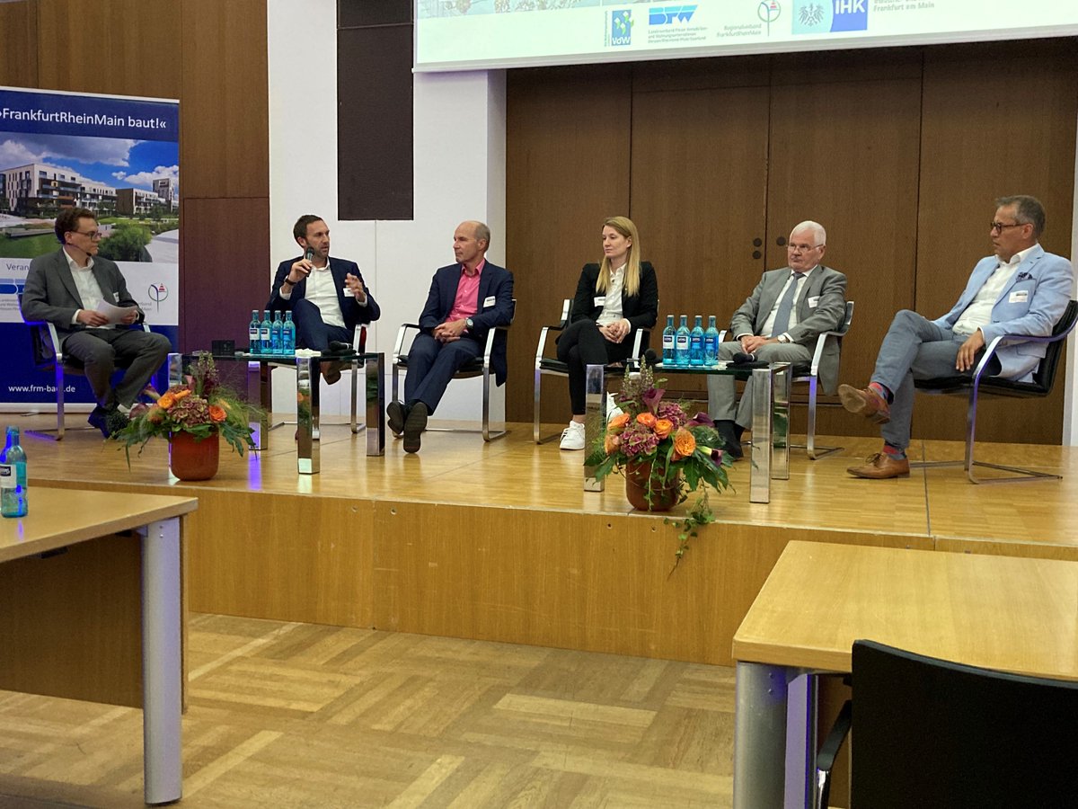 Diskussionsrunde bei #FRMbaut: <a href="/ATausendpfund/">Axel Tausendpfund</a> betont die Bedeutung der kommunalen #Wärmeplanung für das Gelingen der Energiewende: „Alle Stakeholder müssen an einen Tisch. #Wohnungswirtschaft braucht Planungssicherheit bei zukünftiger Wärmeversorgung.“ #EnergiewendeIstTeamsport