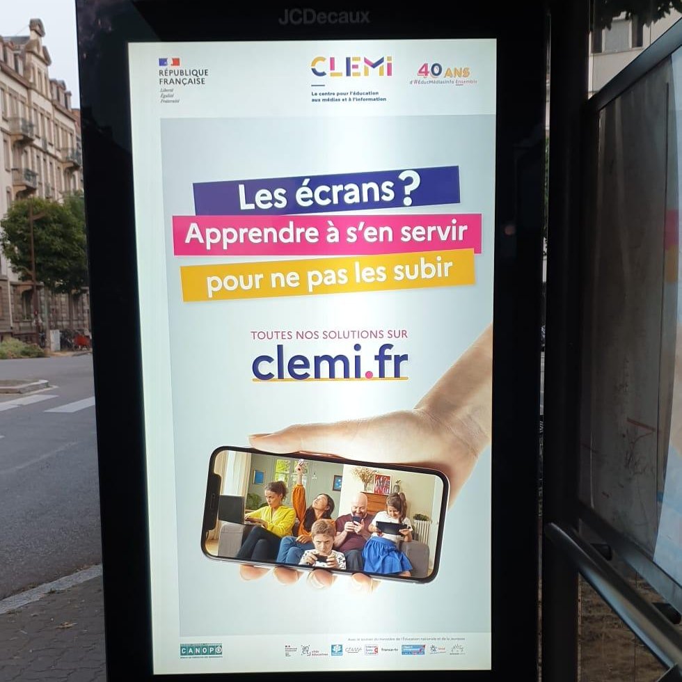 La diffusion nationale de notre campagne «Les écrans ? Apprendre à s’en servir pour ne pas les subir» se poursuit!
Merci <a href="/JCDecaux_France/">JCDecaux France</a> pour ces 800 000 spots offerts!
Conseils, témoignages d’experts pour accompagner parents &amp; pros👉clemi.fr
#ParentalitéNumérique