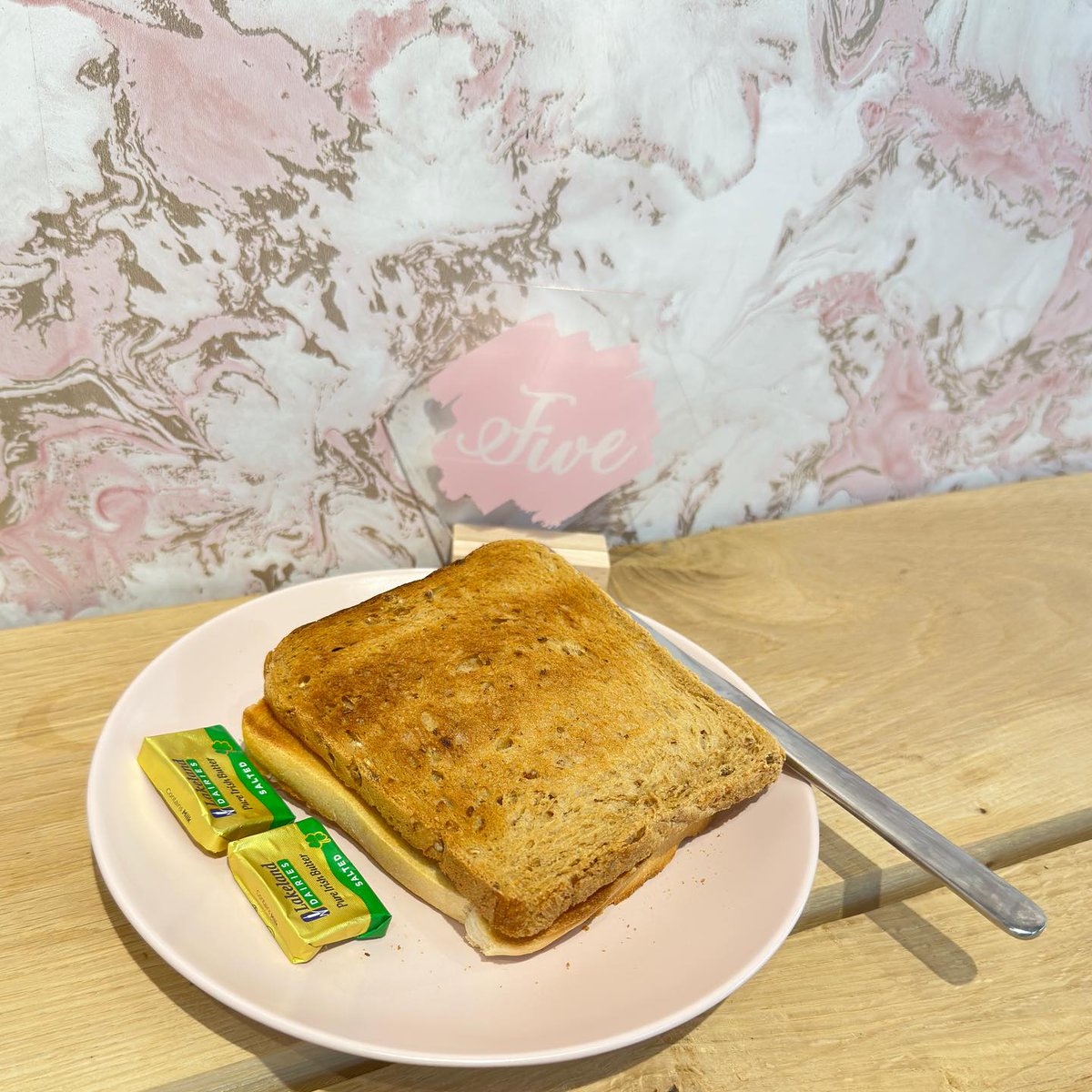 Tea and Toast 😋 sometimes a little nibble is all that’s needed, so we had added a couple of rounds of toast to our menu.

instagram.com/p/Cu2aj1ysMSn/

#choctilly #chocolateshop #coffeeshop #cafe #café #toast #butteredtoast #muchwenlock #shropshire #shropshirehills #lightbites