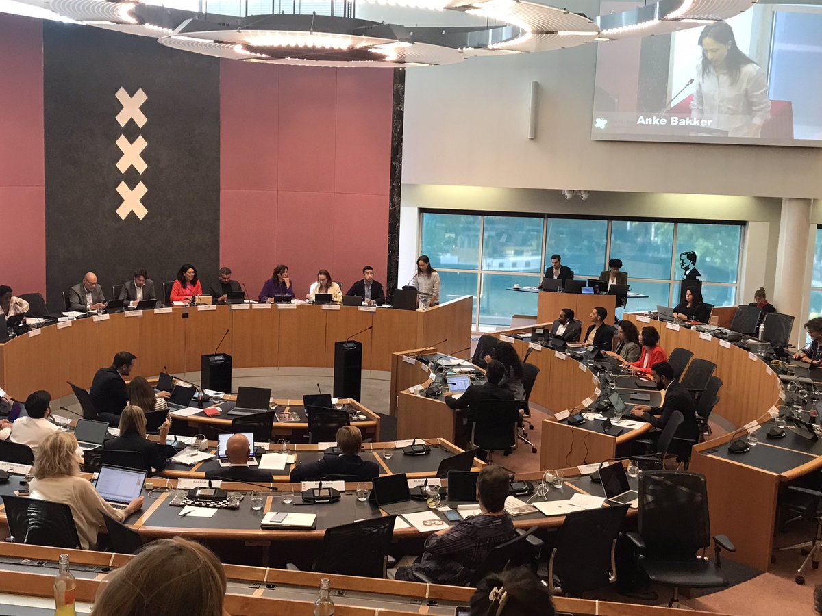 De gemeenteraad <a href="/AmsterdamNL/">Gemeente Amsterdam</a> stemt vanmiddag over extra geld aan <a href="/DeToevlucht/">De Toevlucht</a>. De <a href="/PvdDAmsterdam/">Partij voor de Dieren Amsterdam</a> heeft zich hier hard voor gemaakt. Amsterdam luistert naar de Raad voor Dieraangelegenheden! #wildopvangcentra moeten professionaliseren en dat kan alleen met steun van de overheid!